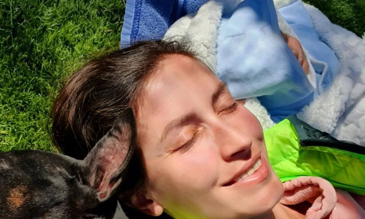 Μάρα Δαρμουσλή: Με τον γιο της αγκαλιά και φόντο το ηλιοβασίλεμα