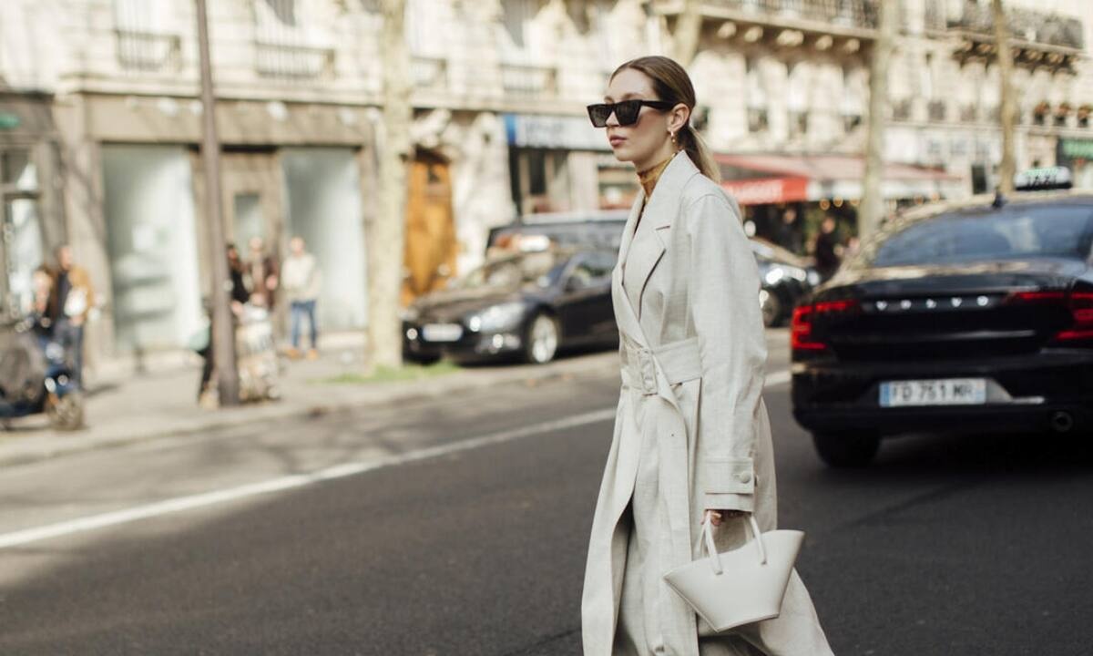 Η καμπαρντίνα είναι το πιο hot πανωφόρι της φετινής άνοιξης