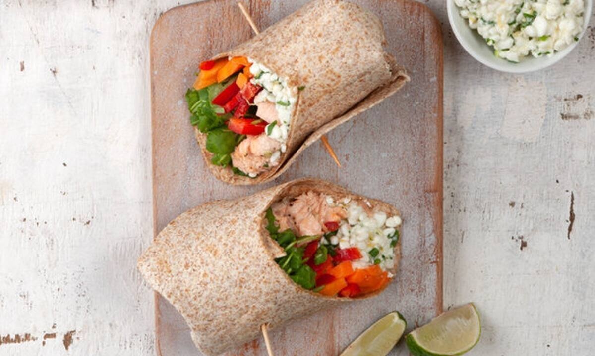 Wrap ολικής με σολομό και τυρί cottage από τον Άκη Πετρετζίκη!