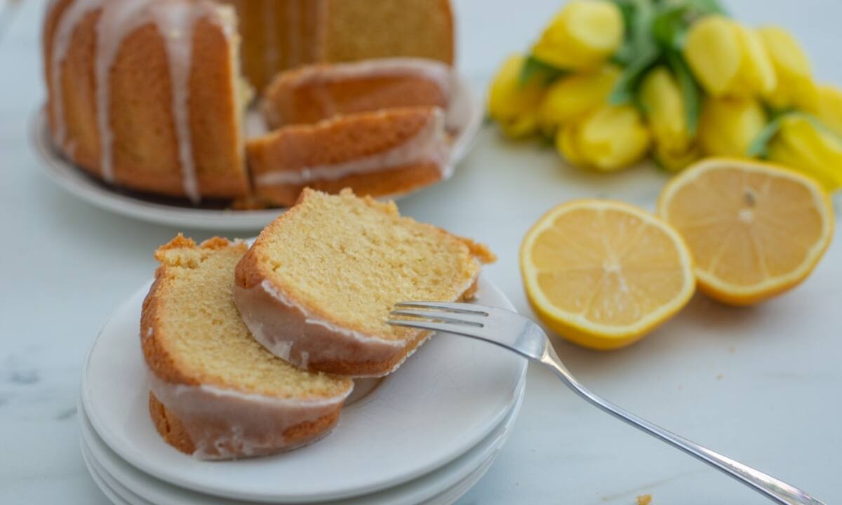 Νηστίσιμο κέικ λεμονιού χωρίς αυγά, γάλα και βούτυρο - Δεν χρειάζεται καν μίξερ