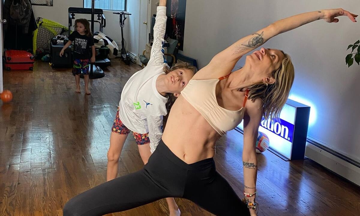 Σοφία Καρβέλα: Στις καλύτερες πόζες με τους γιους της Νέστωρ και Νίκο (εικόνες)