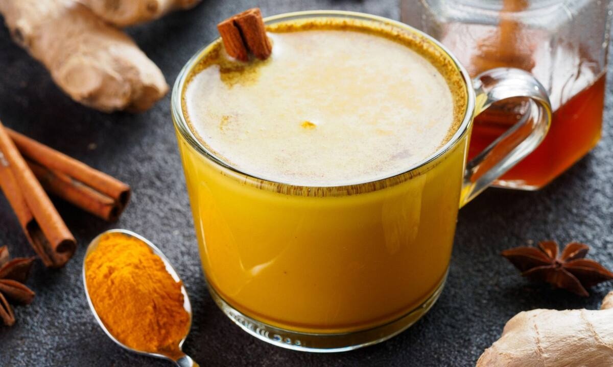 Χρυσό γάλα: Το ρόφημα με τις θεραπευτικές ιδιότητες (video)