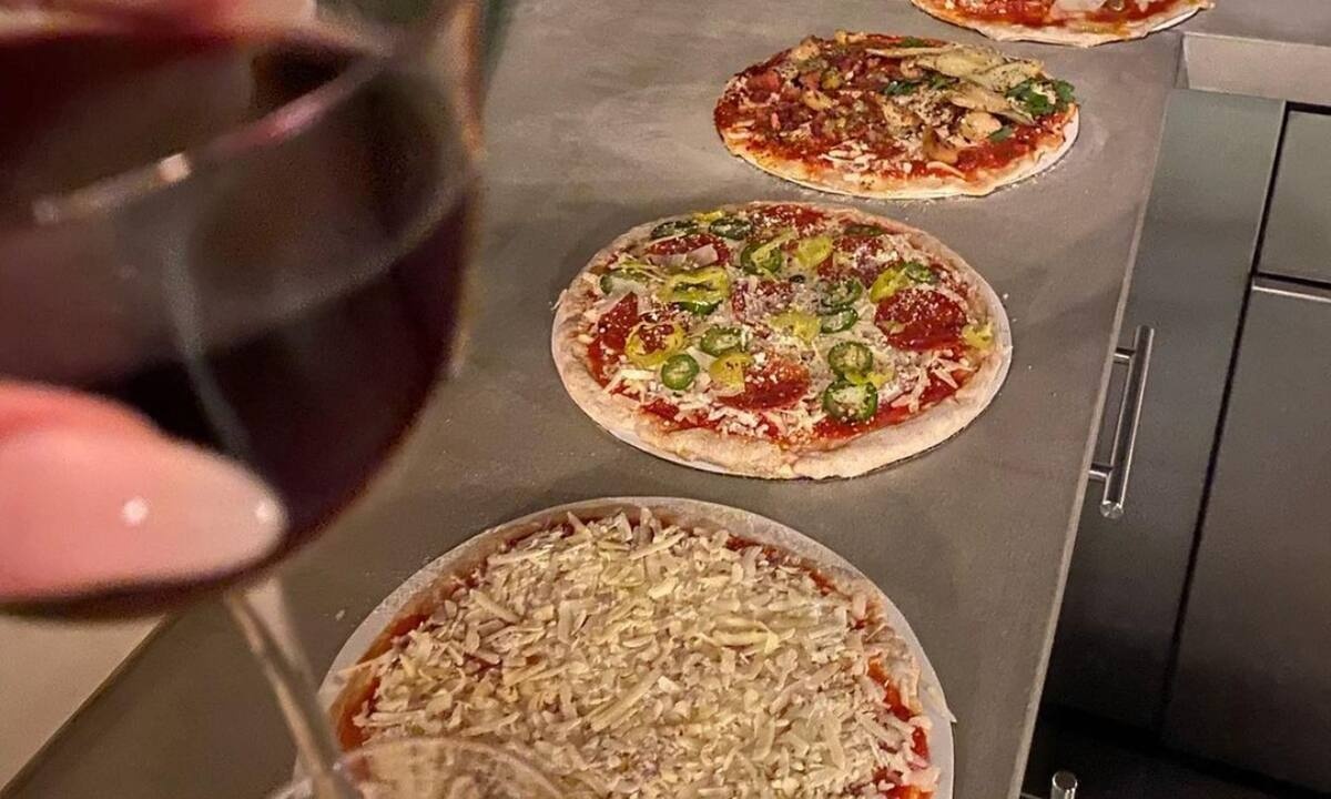 Η συνταγή της Hailey Bieber για το pizza τοστ θα γίνει η νέα σου εμμονή