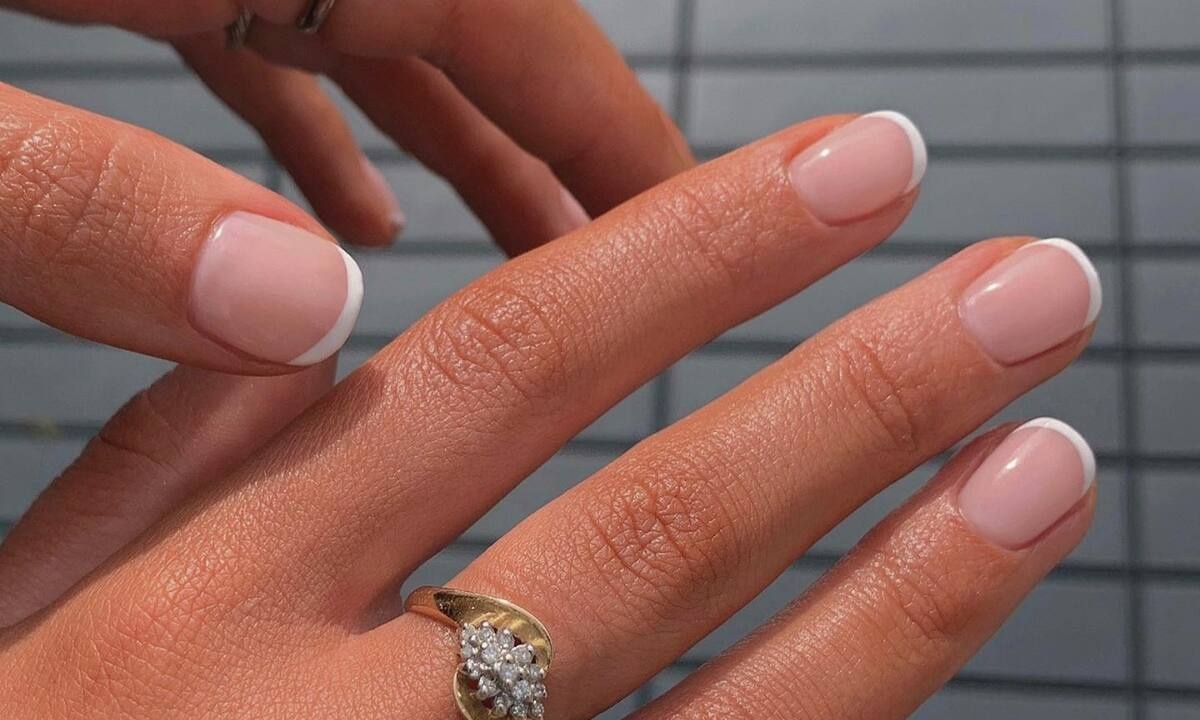 Πώς θα φτάξεις γαλλικό μανικιούρ μόνη σου στο σπίτι