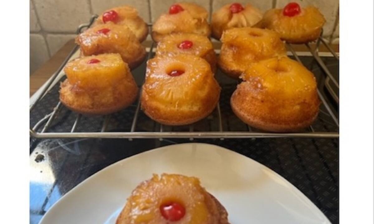 Συνταγή για τα απόλυτα mini upside down pineapple cakes που θυμίζουν παιδικές αναμνήσεις (Γράφει η Majenco)