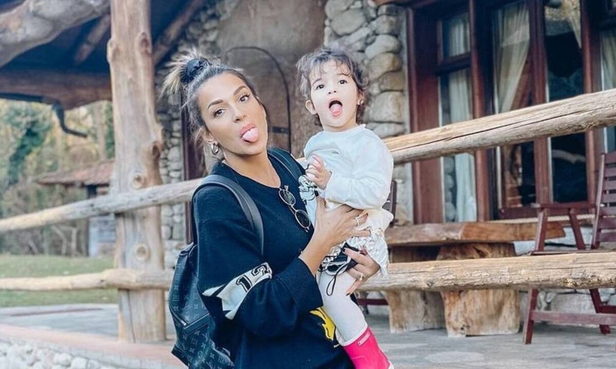 Ελένη Χατζίδου: H Μελίτα φτιάχνει ψωμί φορώντας τη στολή της αγαπημένης της πριγκίπισσας