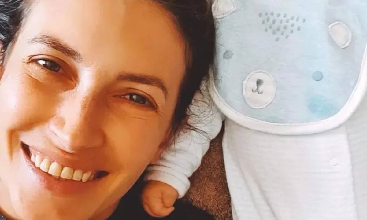 Μάρα Δαρμουσλή: Τρώει στο...πόδι με το μωρό στην αγκαλιά της (εικόνες)