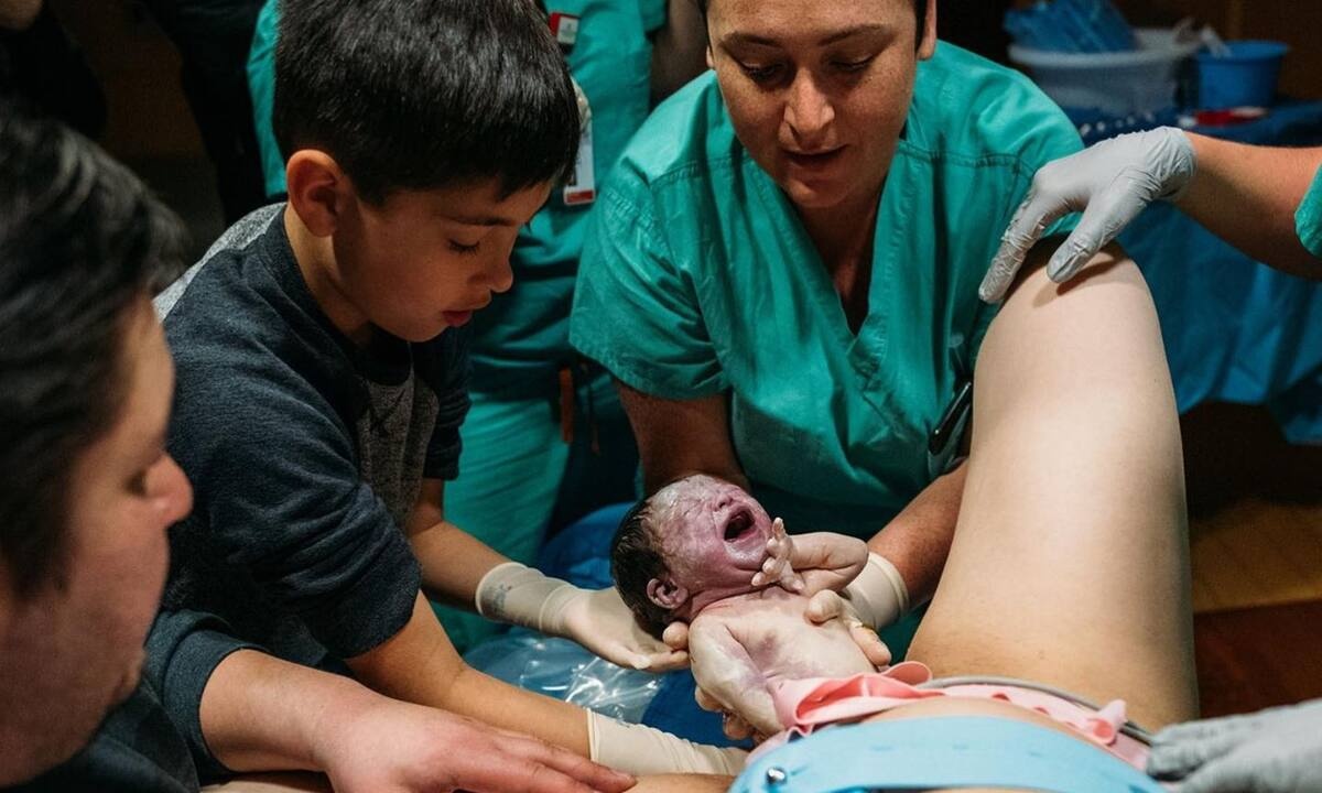 Αγόρι βοήθησε στη γέννα της μαμάς του - Μαγικές εικόνες