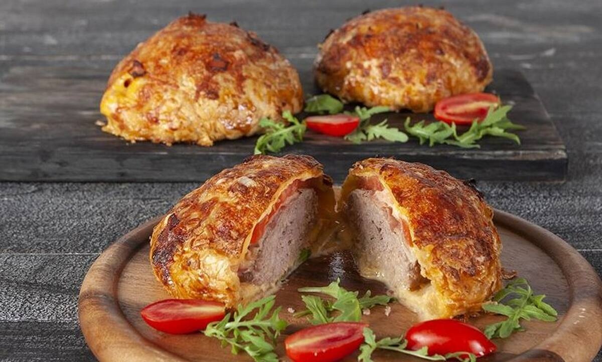 Λαχταριστό burger σε σφολιάτα από τον Άκη Πετρετζίκη