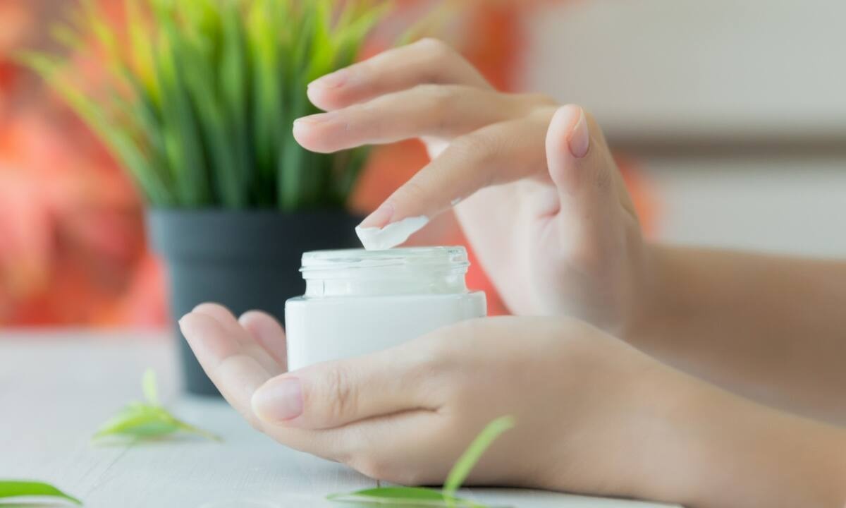 7 τρόποι για να αξιοποιήσεις τη βαζελίνη που έχεις στο σπίτι