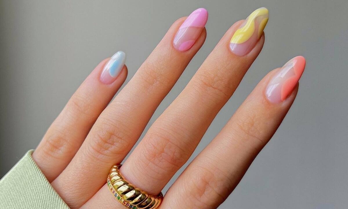 10 μανικιούρ με πολύ χρώμα για να ανέβει η διάθεσή σου αμέσως