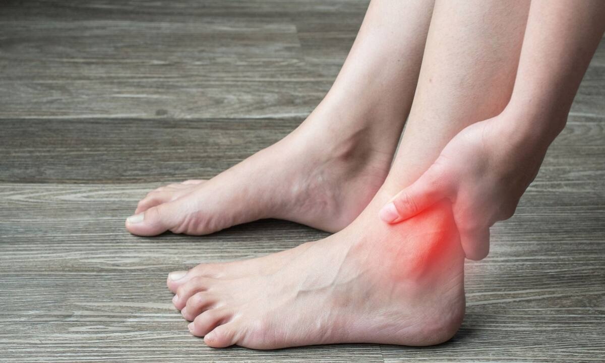 Πρησμένοι αστράγαλοι: Με ποιες παθήσεις συνδέεται το σύμπτωμα (εικόνες)