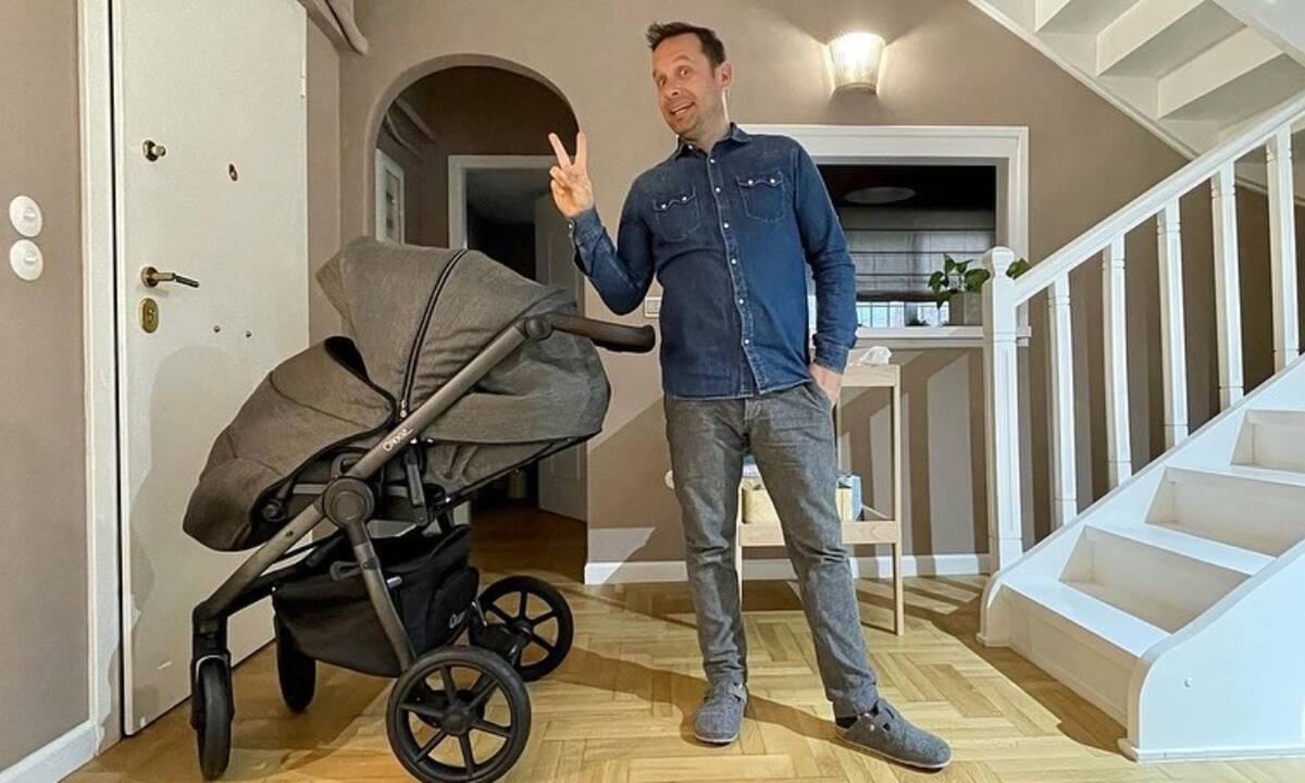 Γιώργος Πυρπασόπουλος: Έτοιμος να γίνει μπαμπάς - Δείτε πώς συναρμολογεί το βρεφικό καρότσι