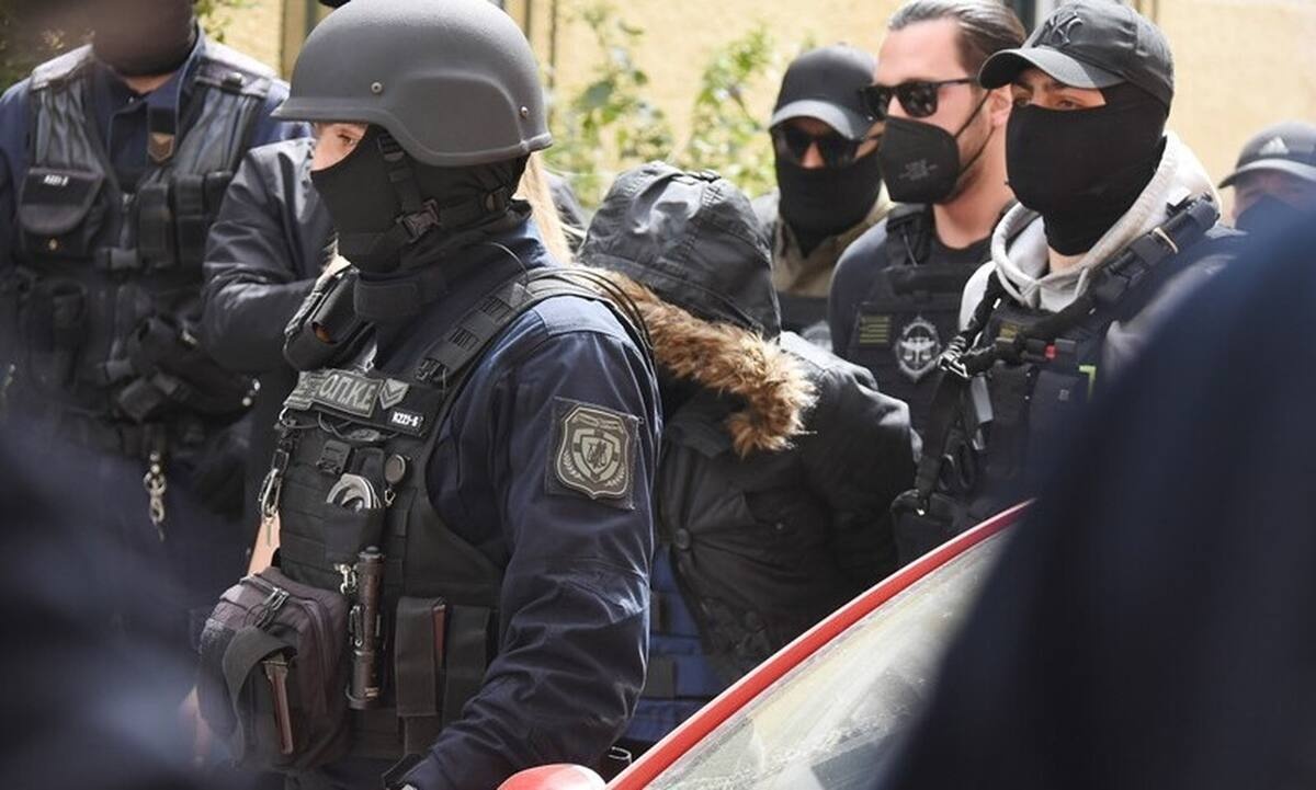 Πάτρα: Η άφιξη της Πισπιρίγκου στον ανακριτή  - Τα δρακόντεια μέτρα ασφαλείας και η οργή του πλήθους