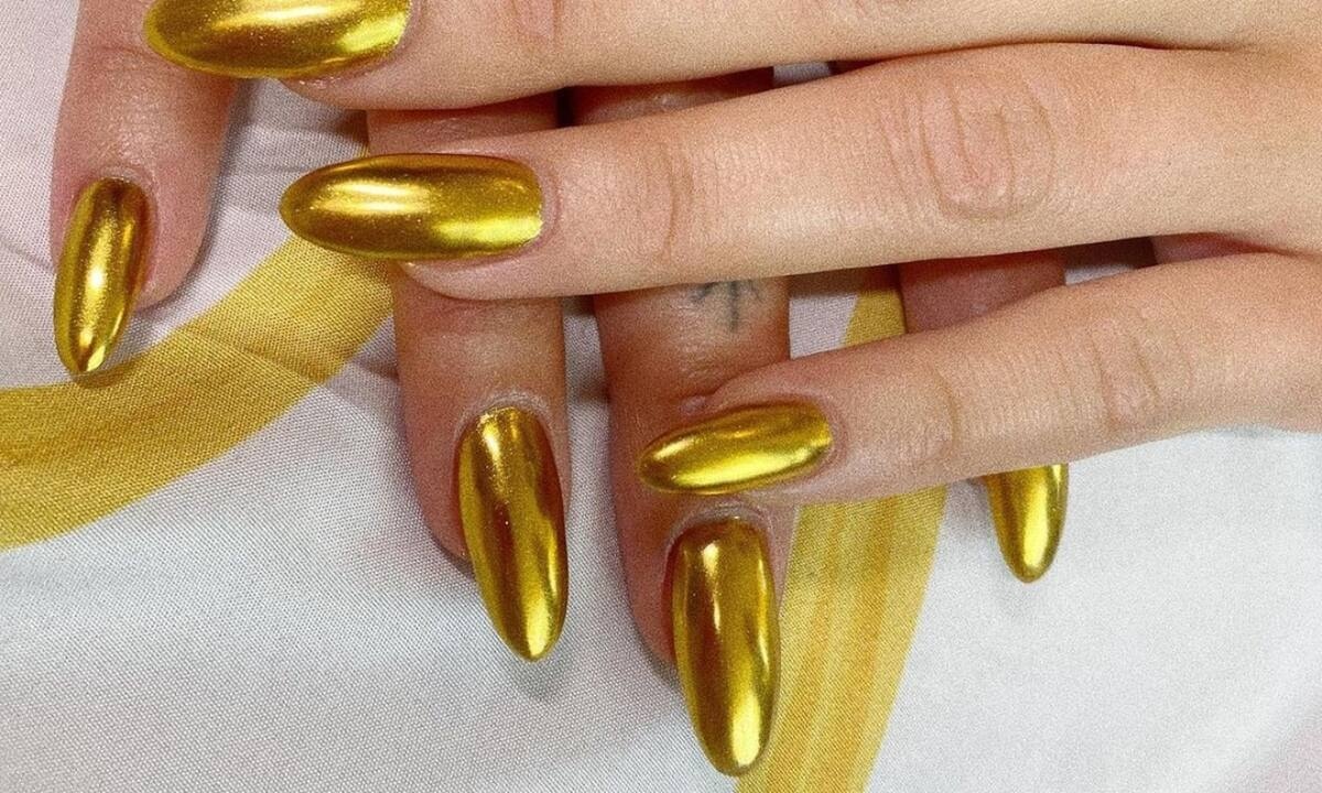 Χρυσό μανικιούρ: Η Dua Lipa το δοκίμασε και έτσι θα το κάνεις κι εσύ