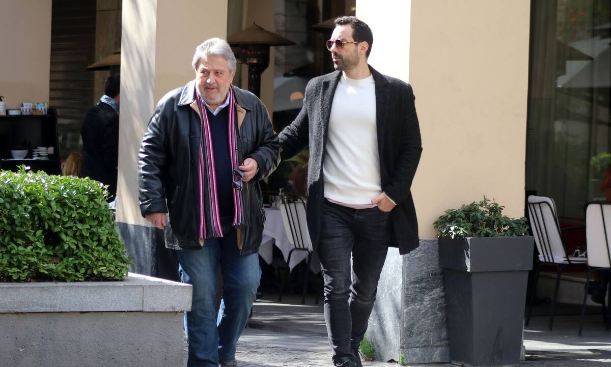 Σάκης Τανιμανίδης: Ανοιξιάτικη βόλτα με τον πατέρα του στο κέντρο της Αθήνας!