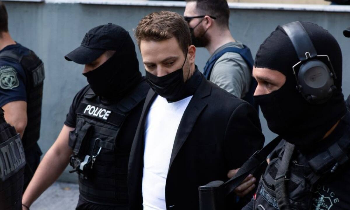 Ξεκινάει η δίκη του Μπάμπη Αναγνωστόπουλου: Το viral tweet με τον Flying Babis