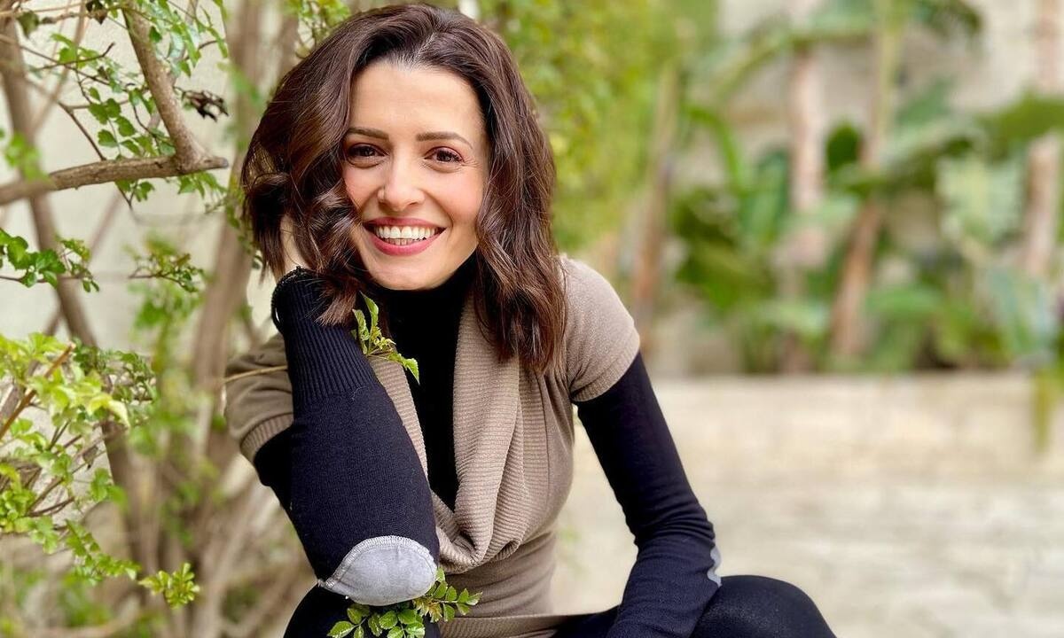 Η Γη της Ελιάς: Η Χρύσα Παπά ποζάρει χωρίς ίχνος μακιγιάζ και είναι μια κούκλα!