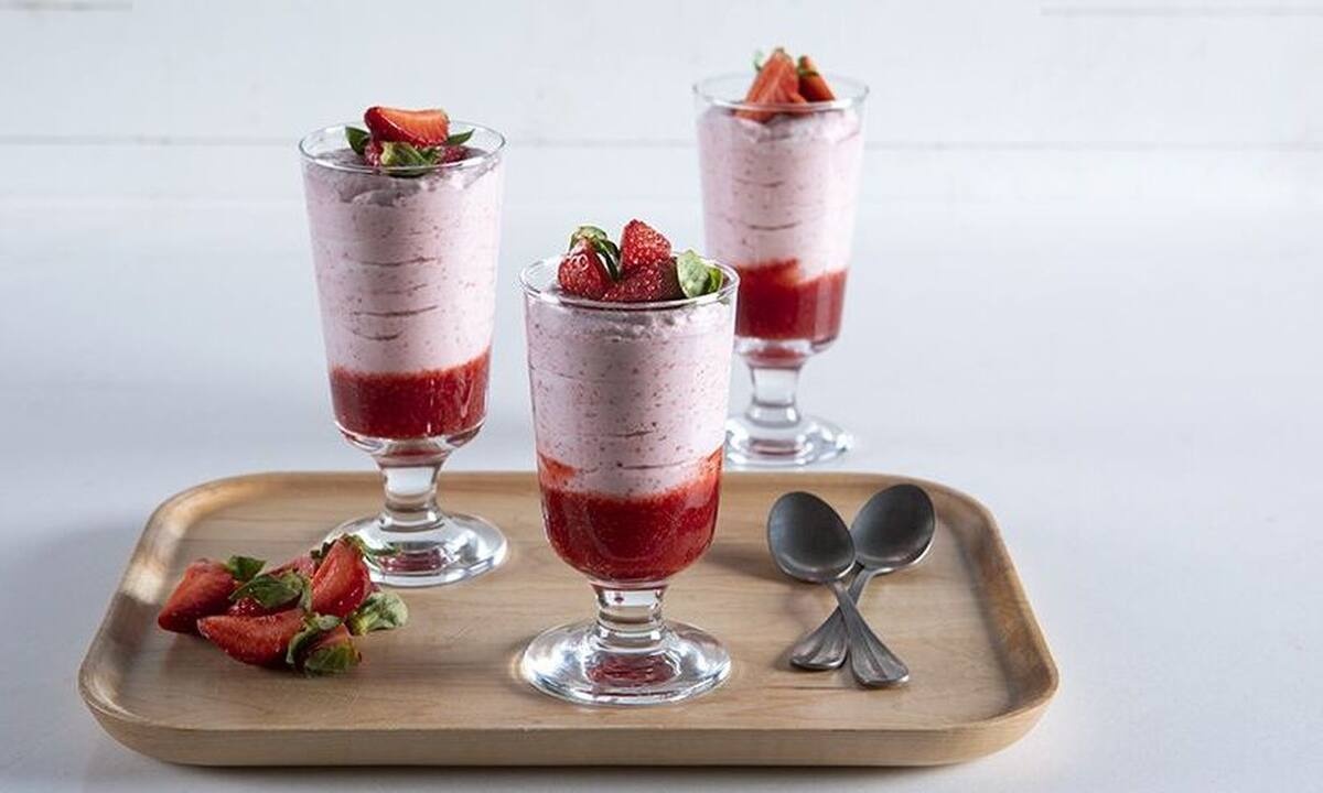 Φτιάξτε εύκολα και γρήγορα μους φράουλας όπως ο Άκης Πετρετζίκης