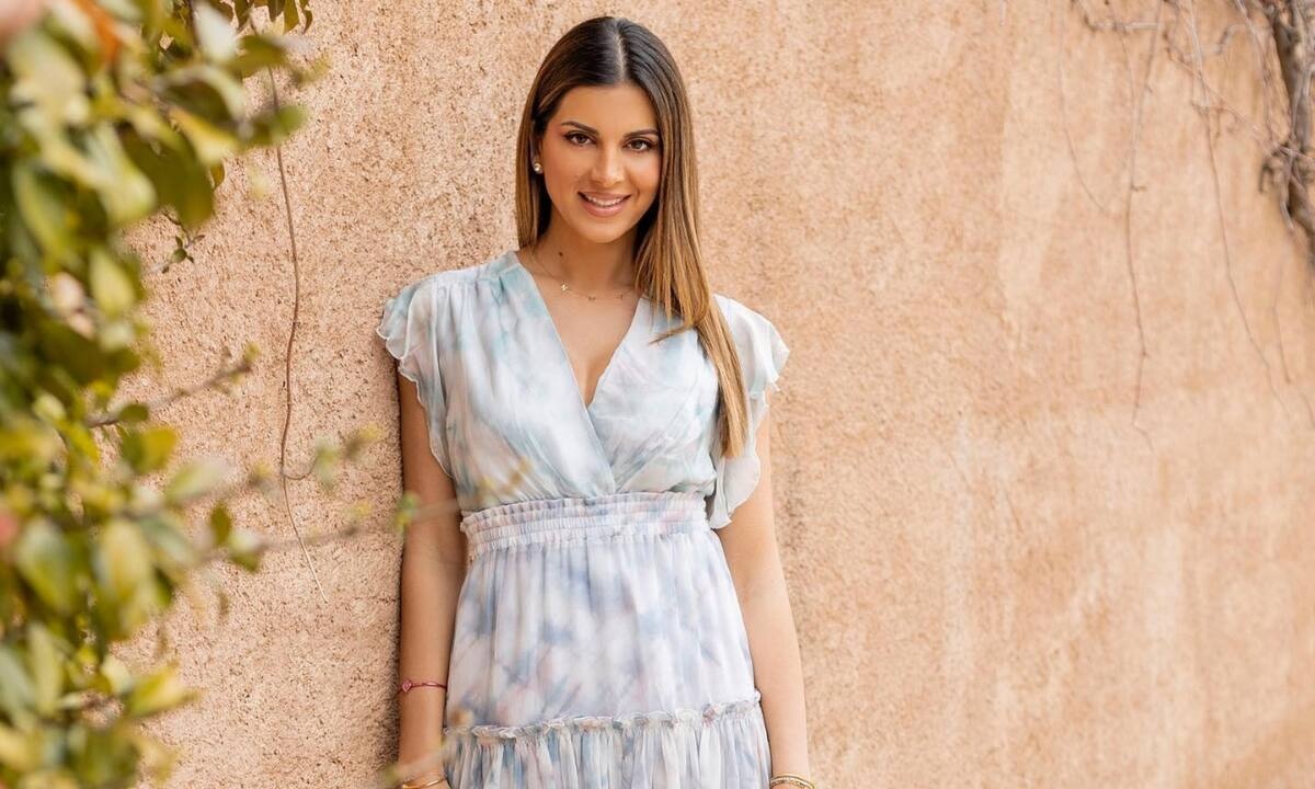 Η Σταματίνα Τσιμτσιλή καμαρώνει την κόρη της να παίζει πιάνο