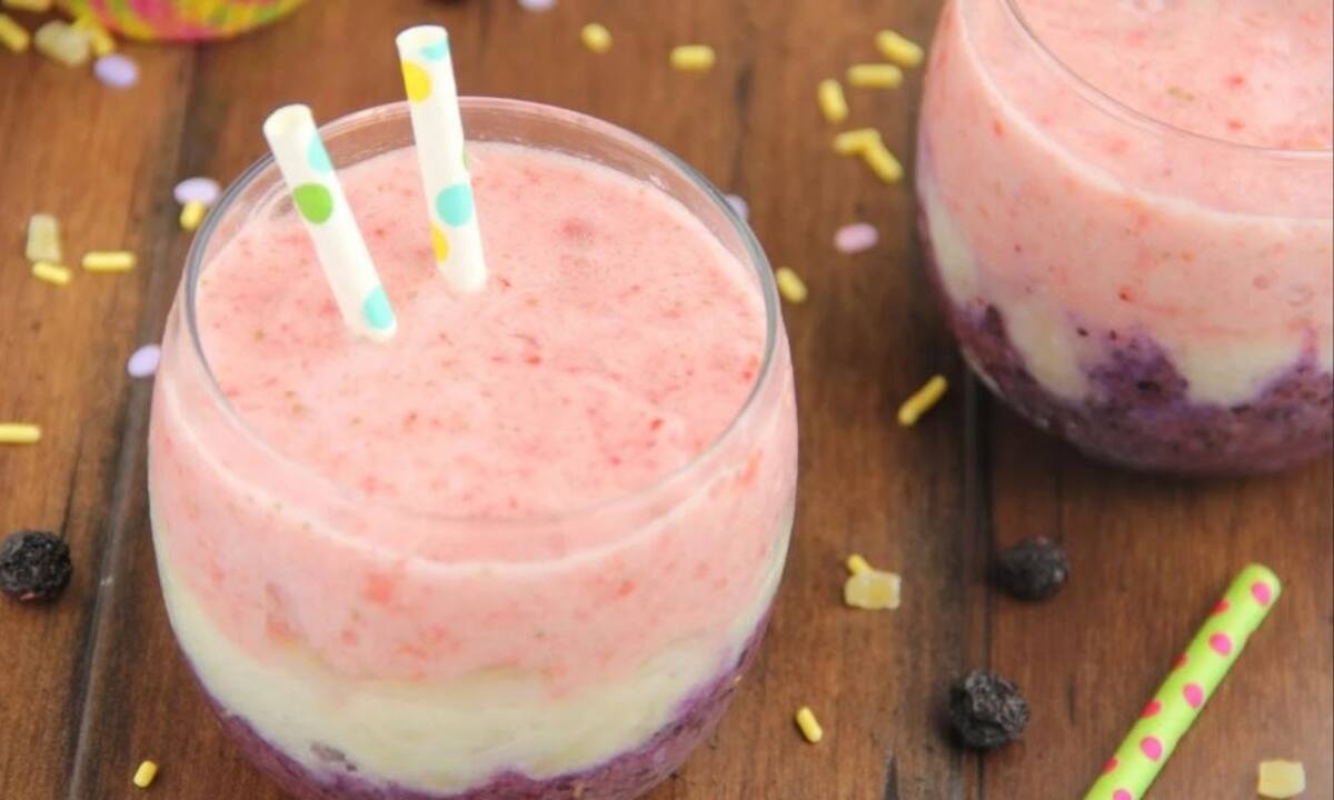 Πασχαλινό τρίχρωμο smoothie με τρία διαφορετικά φρούτα