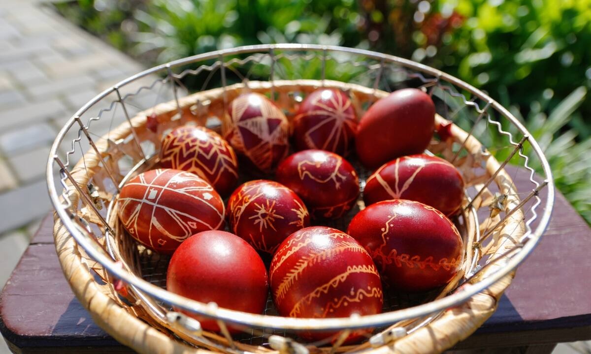 Έτσι θα καθαρίσετε τα ρούχα και τα χέρια από τη βαφή αυγών