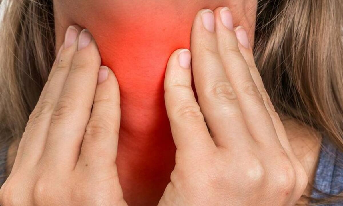 COVID 19: Πώς να ξεχωρίσετε αν έχετε πονόλαιμο λόγω κορονοϊού