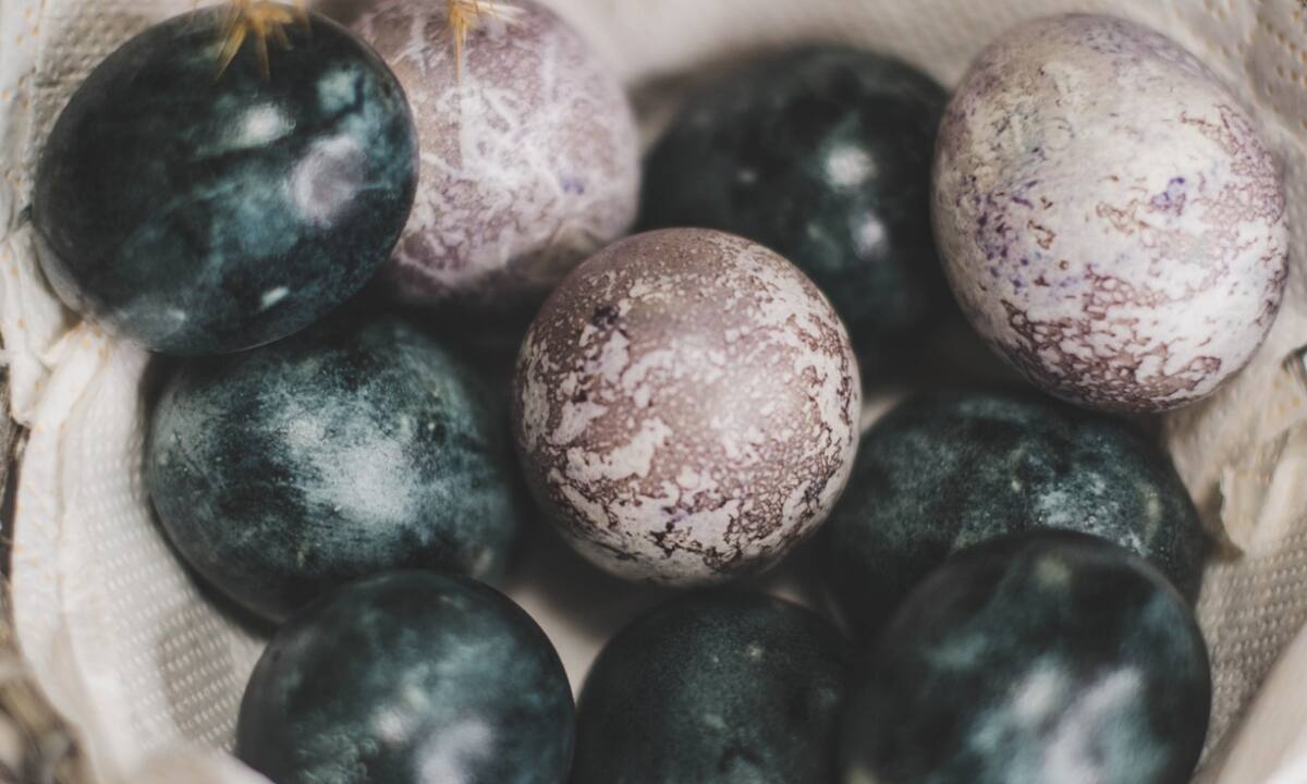 Πώς βάφουμε Πασχαλινά αυγά με σαντιγί για μαρμάρινο εφέ