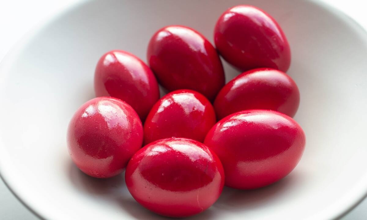 Πώς να βάψω αυγά: 5 διαφορετικοί τρόποι για να βάψετε τα αυγά σας