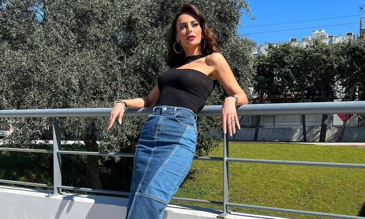 Η Μπέττυ Μαγγίρα φόρεσε ωραιότερη φούστα για την άνοιξη