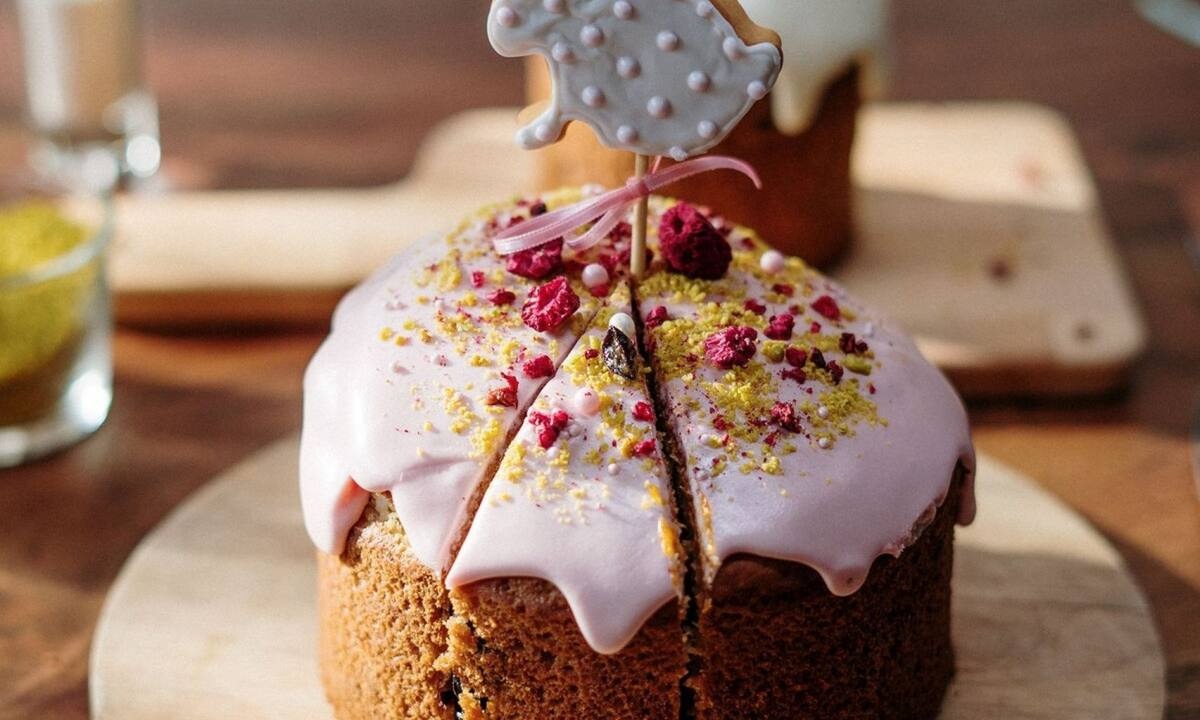 Είσαι καλεσμένη σε πασχαλινό τραπέζι; Τι γλυκά να αγοράσεις για να αρέσουν σε όλους