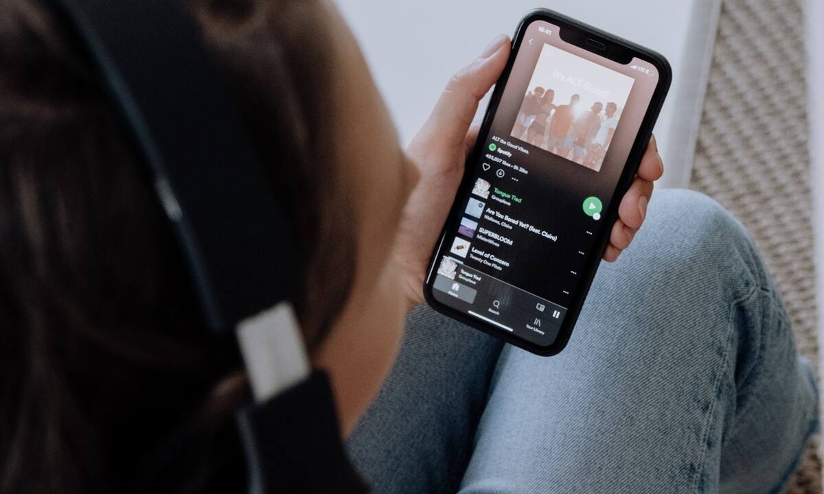 Αυτή η slow playlist θα σε βοηθήσει να χαλαρώσεις και να ξεχάσεις όλα όσα σκέφτεσαι