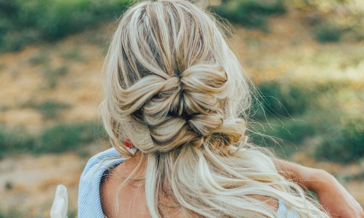 Τρία εύκολα χτενίσματα που μπορείτε να κάνετε μόνες σας