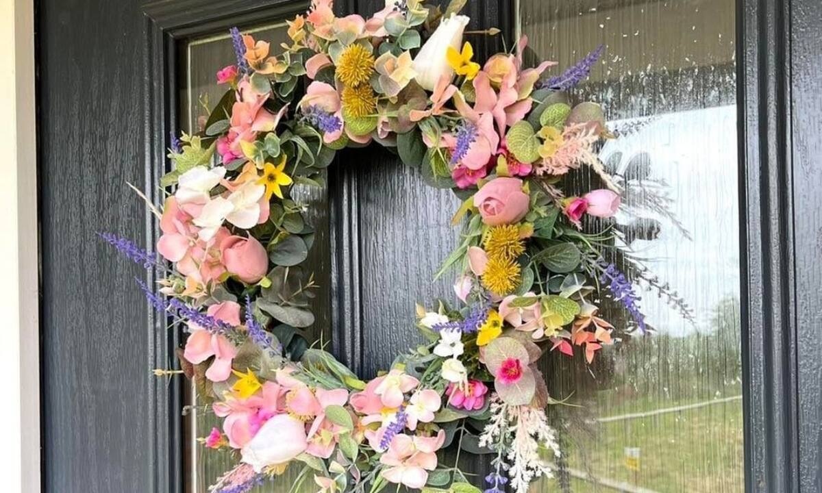 3 υλικά αρκούν για να φτιάξεις το ωραιότερο DIY μαγιάτικο στεφάνι