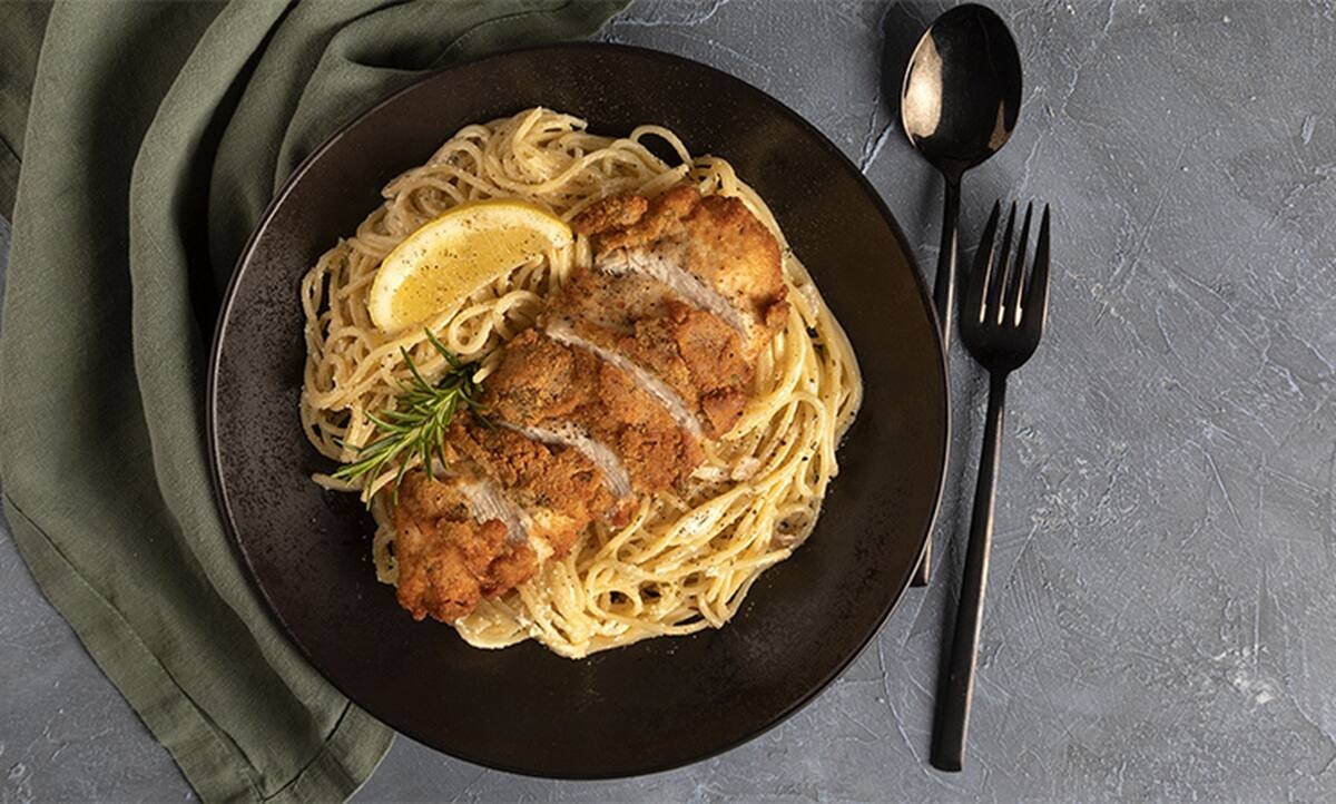 Creamy lemon ζυμαρικά με κοτόπουλο πανέ από τον Άκη Πετρετζίκη