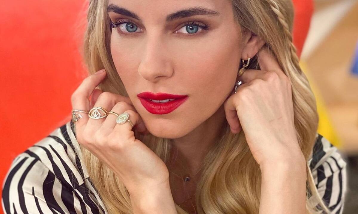 Η Δούκισσα Νομικού γιορτάζει την Παγκόσμια Ημέρα κατά της Δίαιτας με τρόπο προκλητικό