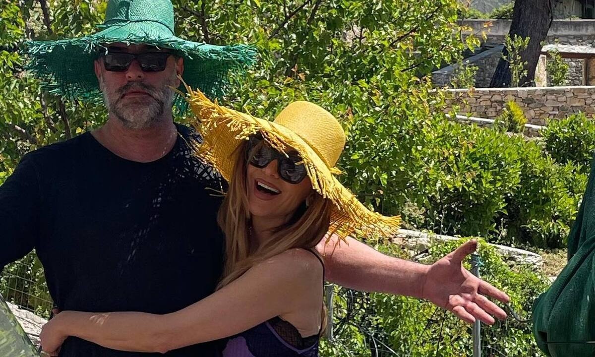 Βασίλης Μπισμπίκης: «Ταξίδι- αστραπή» για την πρεμιέρα της Δέσποινας Βανδή!