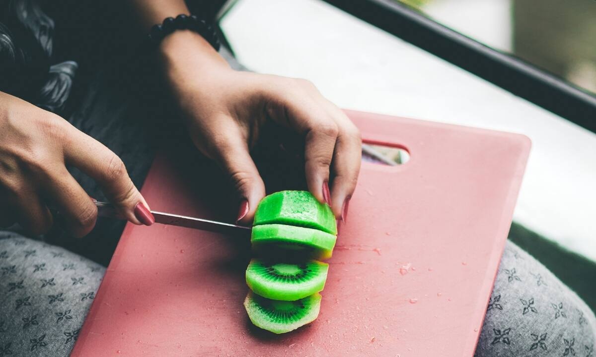 Τρομερό hack λεύκανσης δοντιών με ακτινίδιο και αγγούρι (vid)