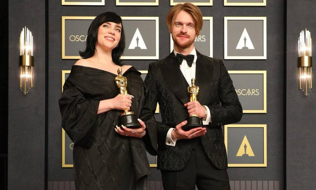 Η Billie Eilish και ο Finneas τώρα και παρουσιαστές