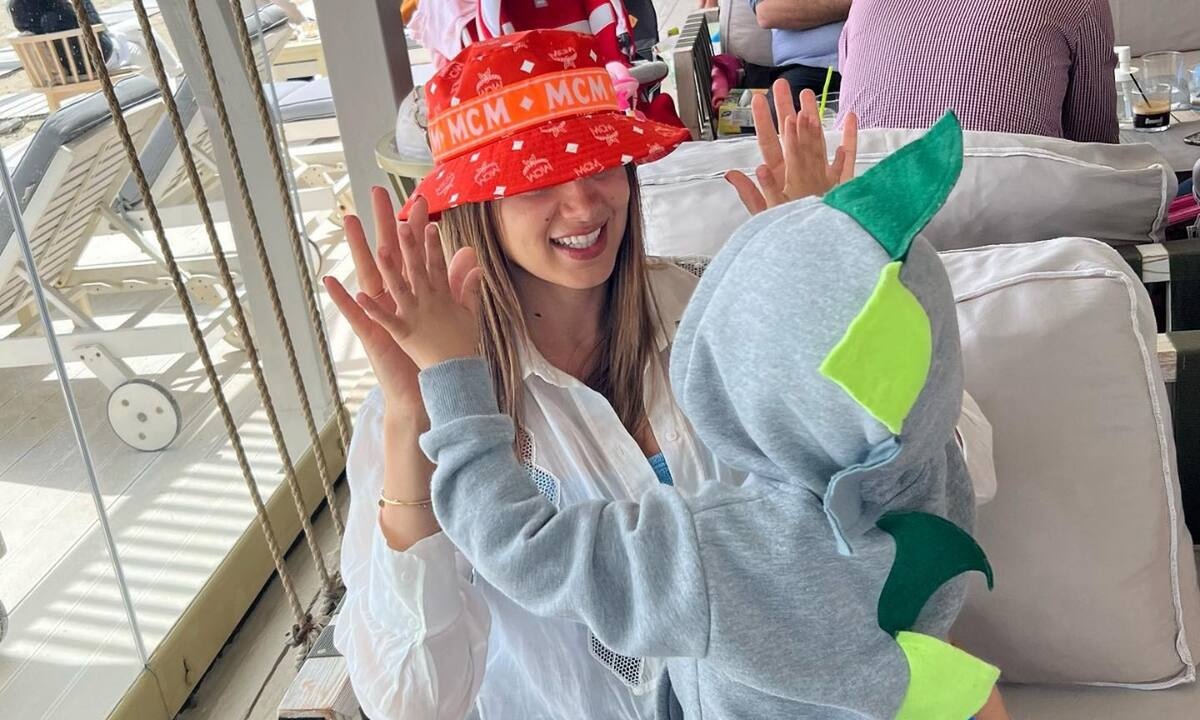 Σταματίνα Τσιμτσιλή: Ο άνδρας της και ο γιος της φορούν ίδια ρούχα - Οι φώτο που δημοσίευσε