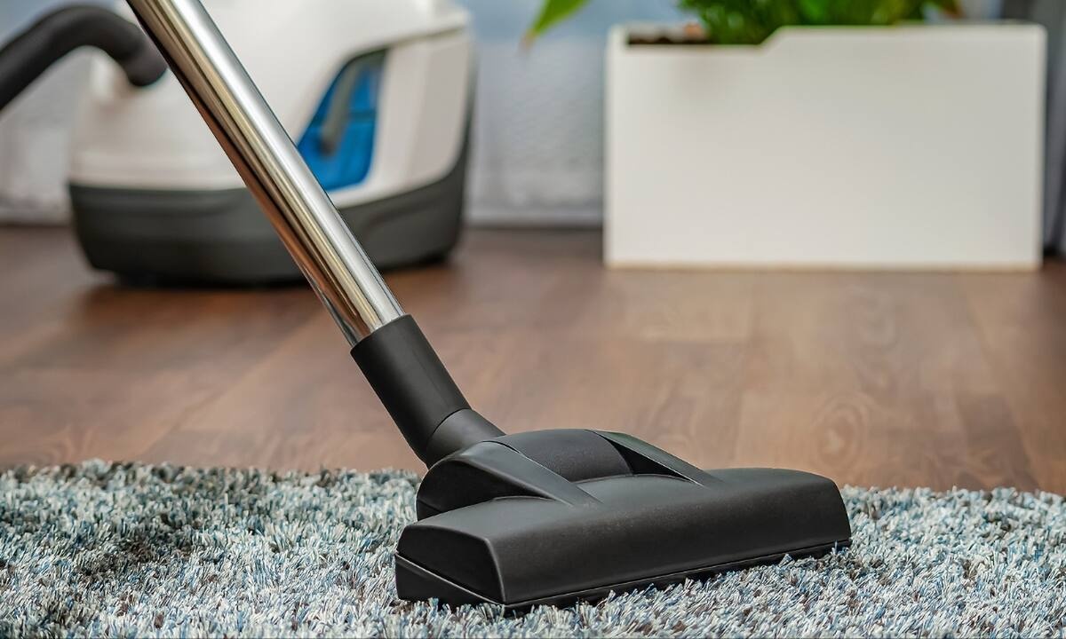Συμβουλές για το σωστό καθάρισμα και μάζεμα χαλιών