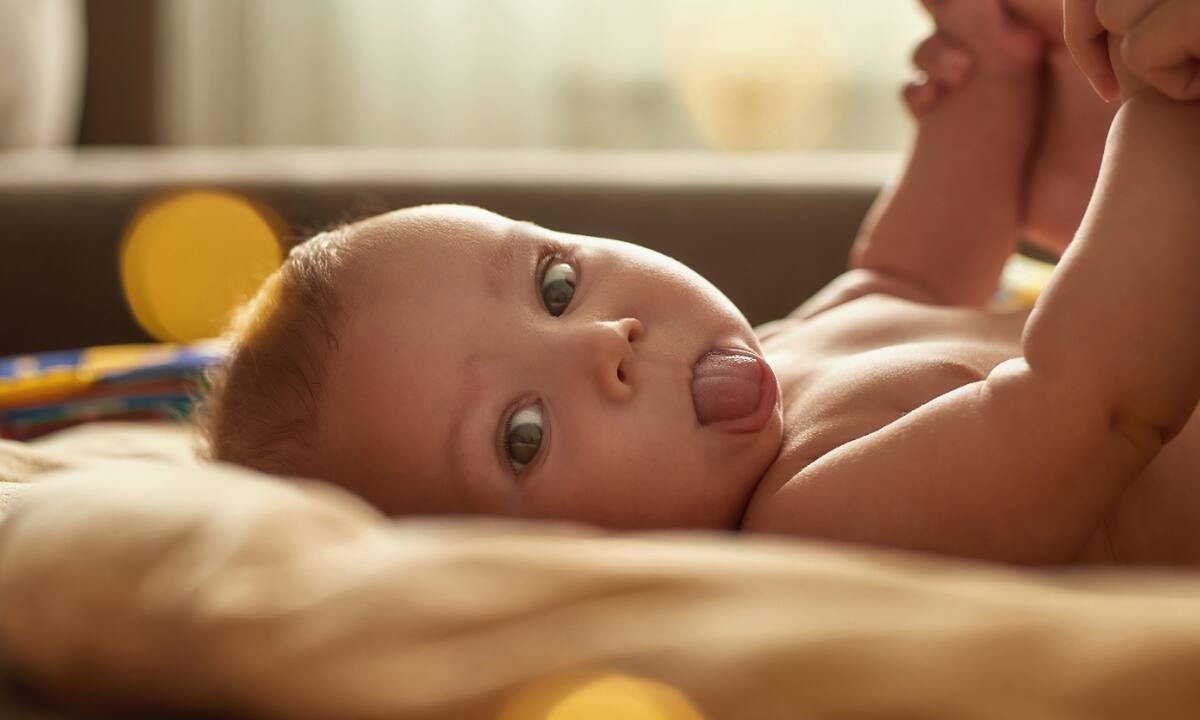 Λευκό επίχρισμα στη γλώσσα του μωρού - Τι το προκαλεί