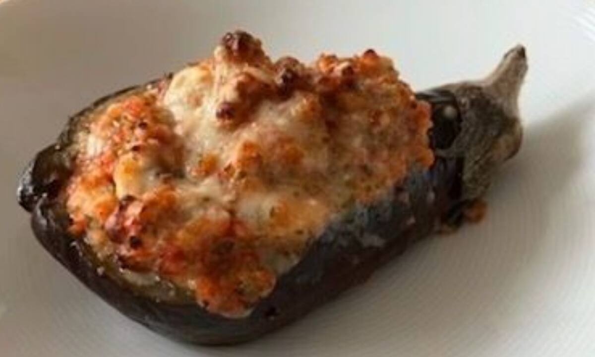 Η απόλυτη συνταγή για μελιτζάνες γεμιστές στον φούρνο είναι αυτή (Γράφει η Majenco)