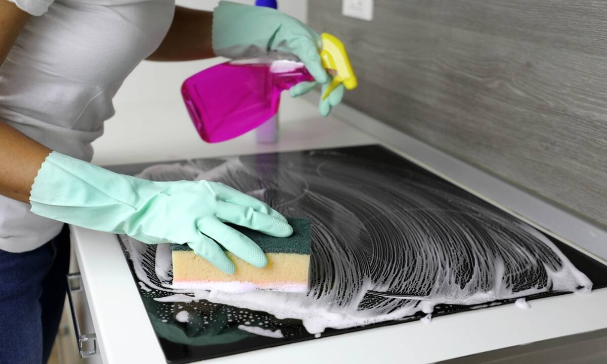 Καθαρίστε την κεραμική εστία με σόδα και ξίδι