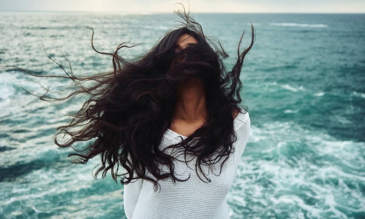 Πώς θα έχετε λαμπερά μαλλιά όλο το καλοκαίρι