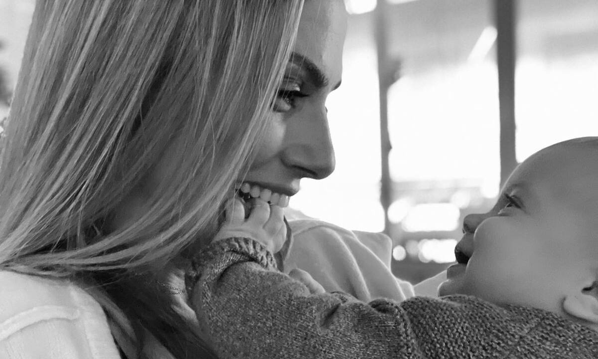 Ντορέττα Παπαδημητρίου: Διακοπές στην Τήνο οικογενειακά (εικόνες)