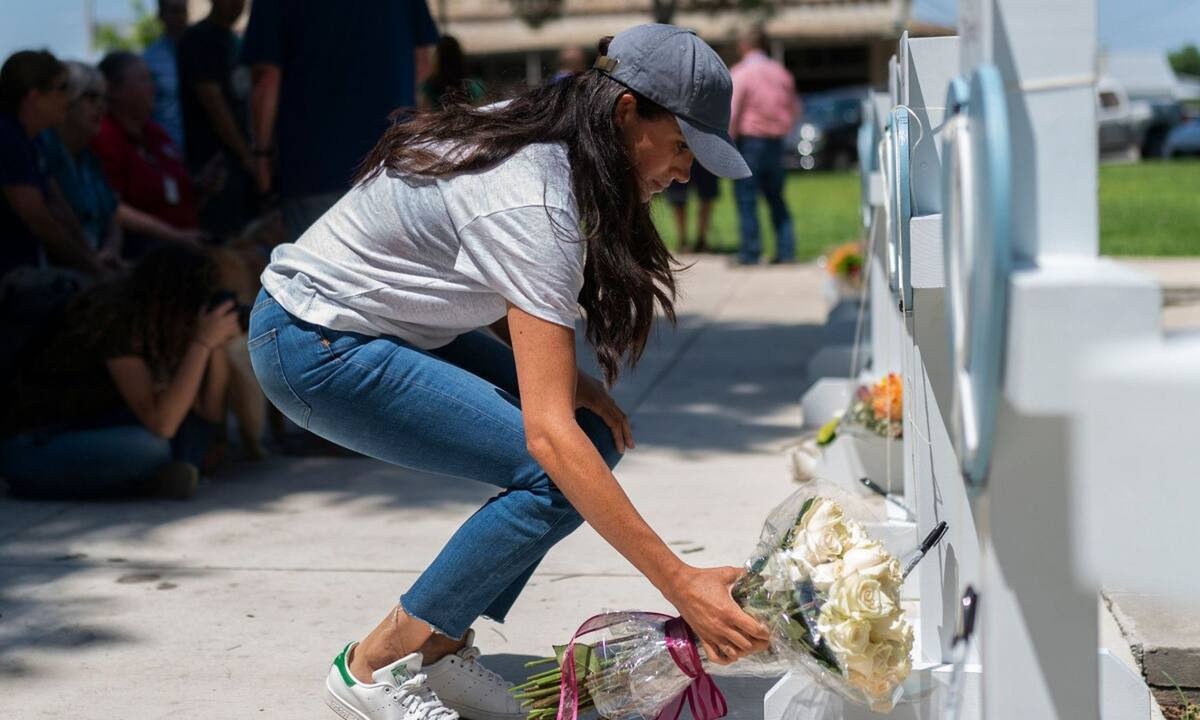 Η Meghan Markle ταξίδεψε ως το Τέξας μετά το μακελείο αλλά το κράξιμο δεν έλειψε