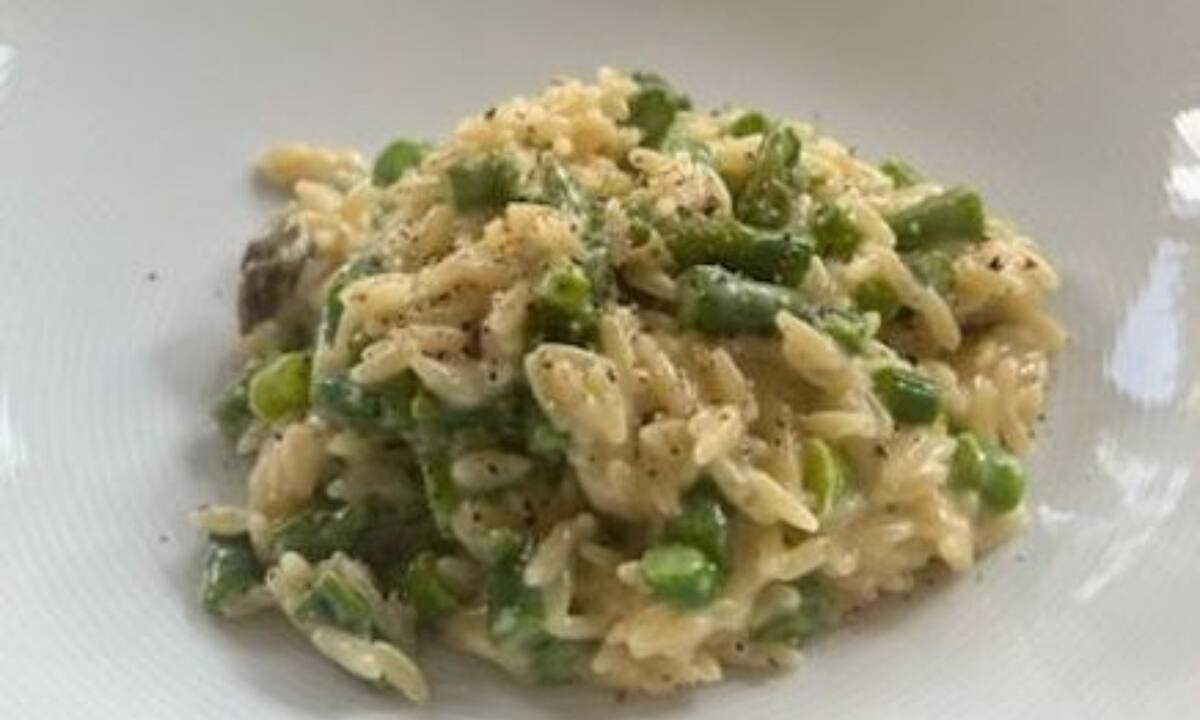 Πανεύκολη νόστιμη συνταγή για κριθαράκι με σπαράγγια και τυριά (Γράφει η Majenco)