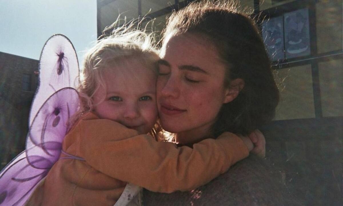 Η πιο hot ηθοποιός του Netflix αρραβωνιάστηκε και το μονόπετρο εντυπωσιάζει