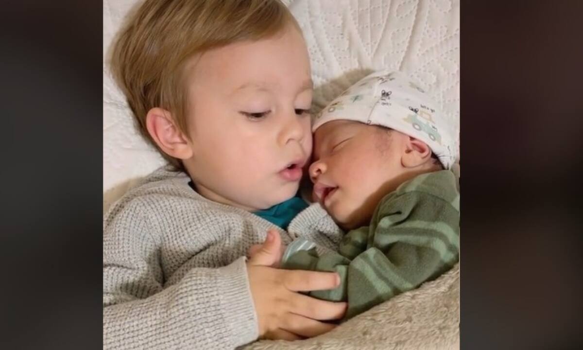 Νήπιο κοιμίζει το μωρό αδερφάκι του - Το πιο γλυκό βίντεο